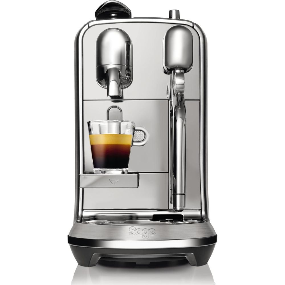 Eine glänzende Espressomaschine mit einem kleinen Glas Espresso.