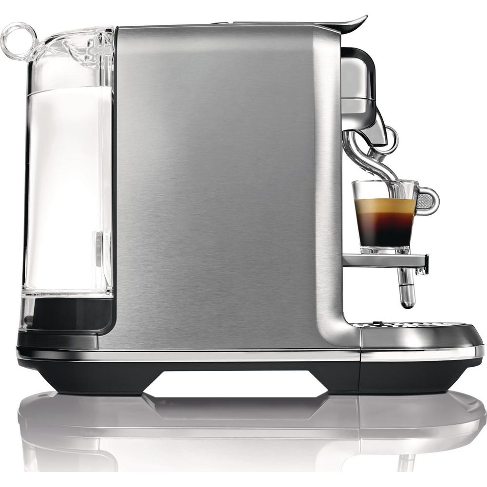 Eine silberne Kaffeemaschine mit einem Wassertank und einem Espresso in einer Tasse.