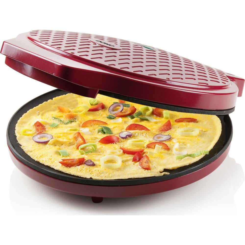 Máquina de omelets roja con omelet parcialmente cocido con tomate, cebolla y pimiento.