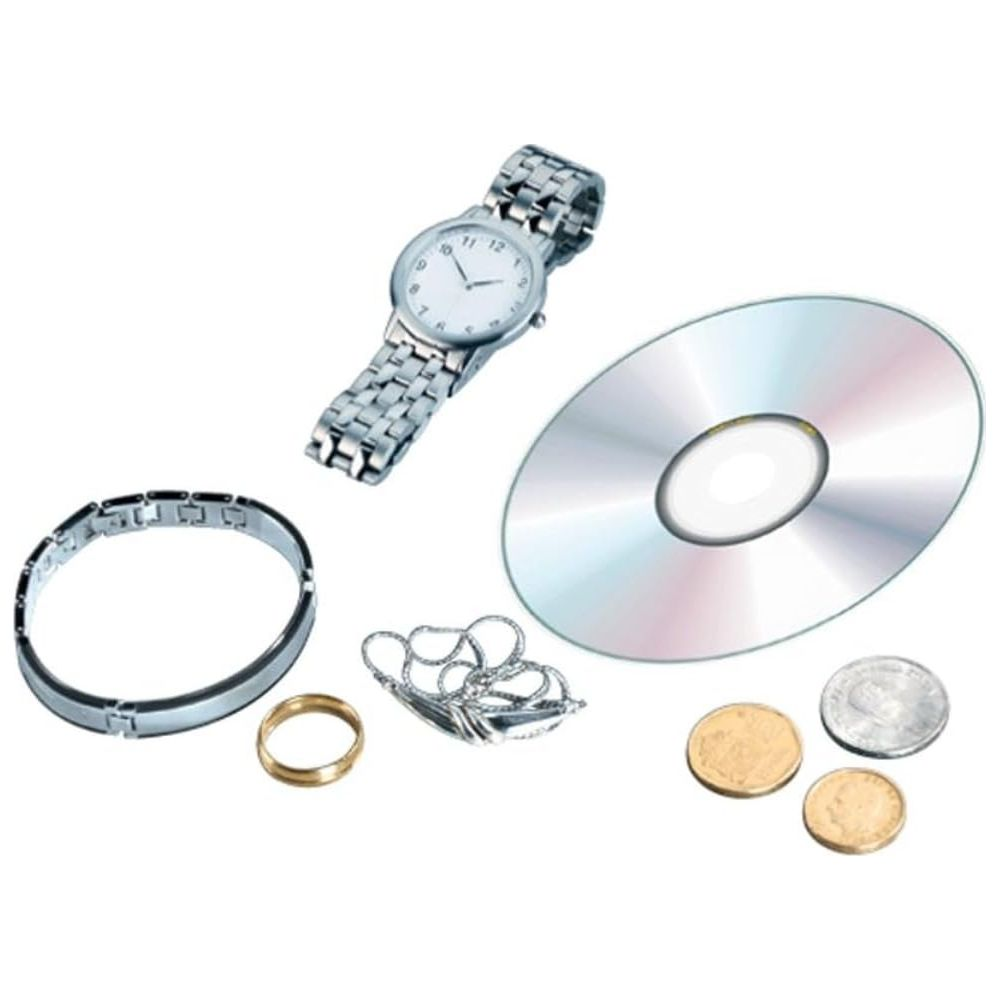 Eine Uhr, ein Armband, ein Ring, eine CD, Schmuck und Münzen auf weißem Grund.