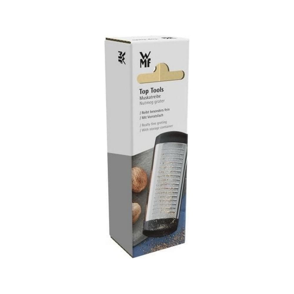 Verpackung einer Muskatreibe mit zwei Muskatnüssen, weißer Hintergrund.