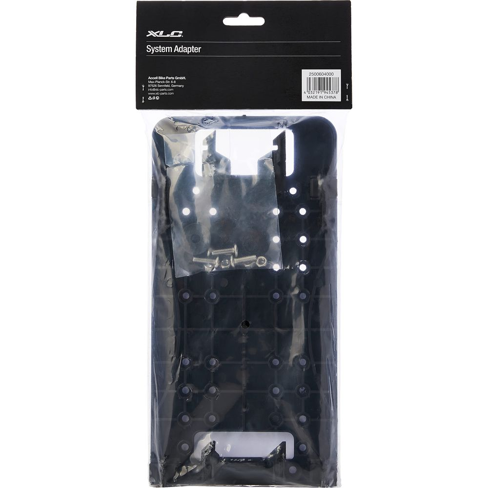 Czarny adapter systemowy do roweru ze śrubami w plastikowym opakowaniu.