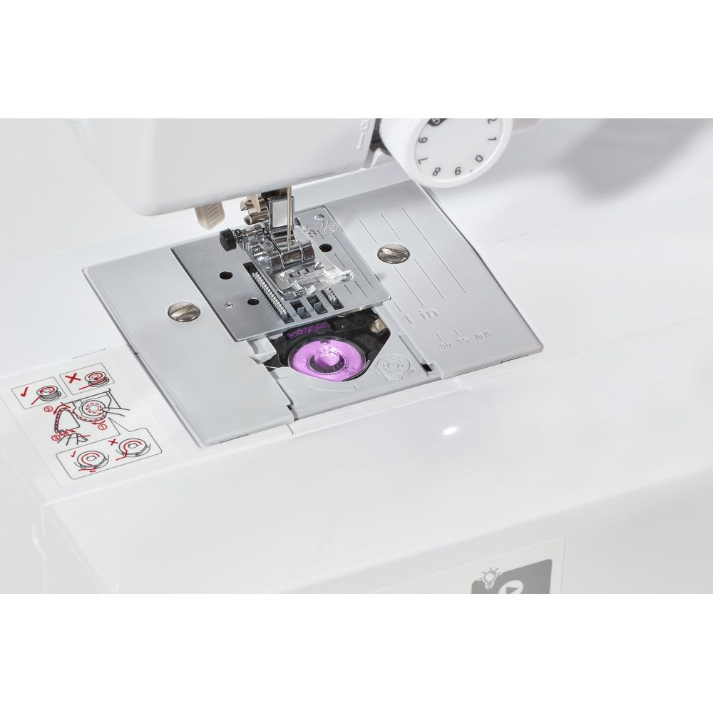 Stopka maszyny do szycia i bębenek z fioletową szpulką.