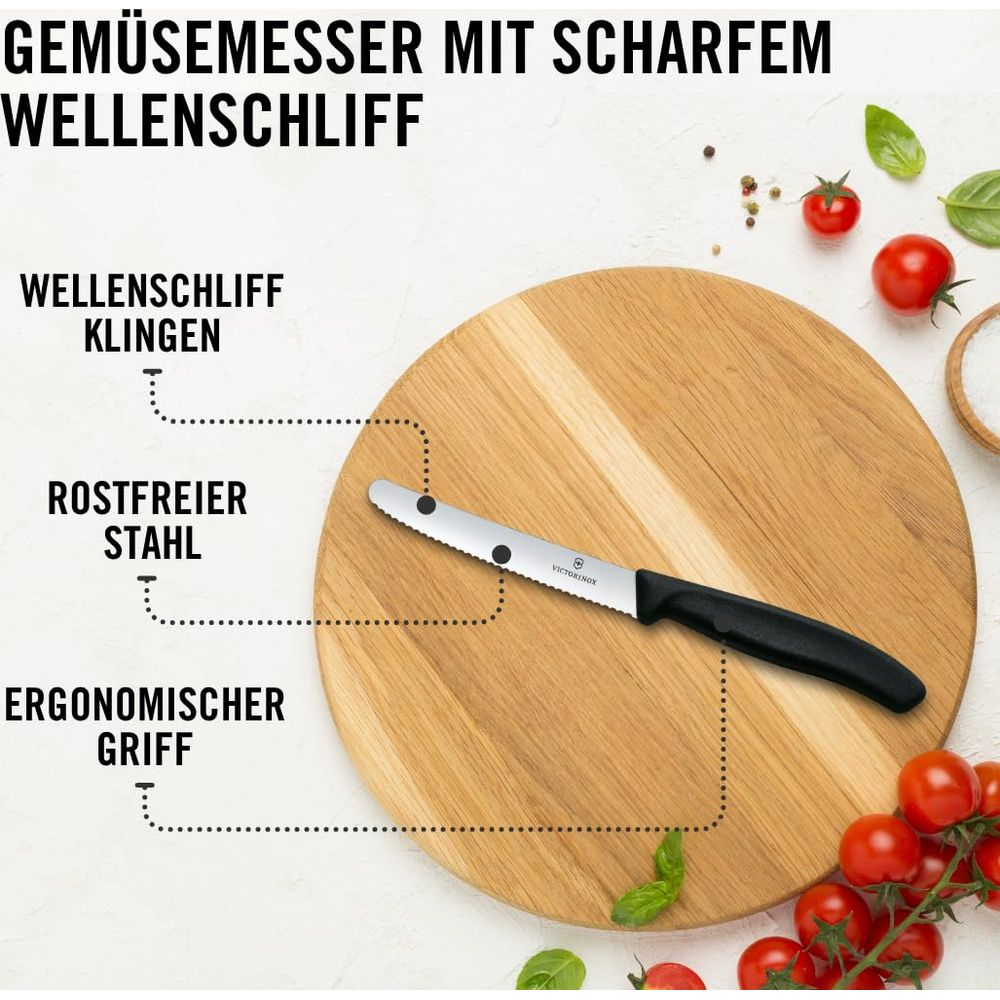 Gemüsemesser mit Wellenschliff auf Holzbrett, daneben Tomaten und Kräuter.