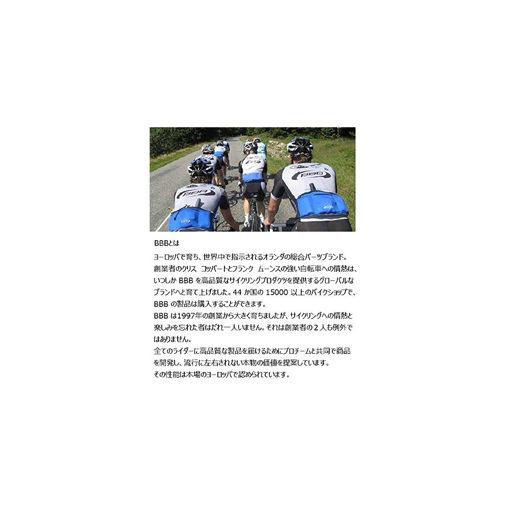 Kolarze w pełnym rynsztunku jadą drogą. Mają kaski i stroje kolarskie.