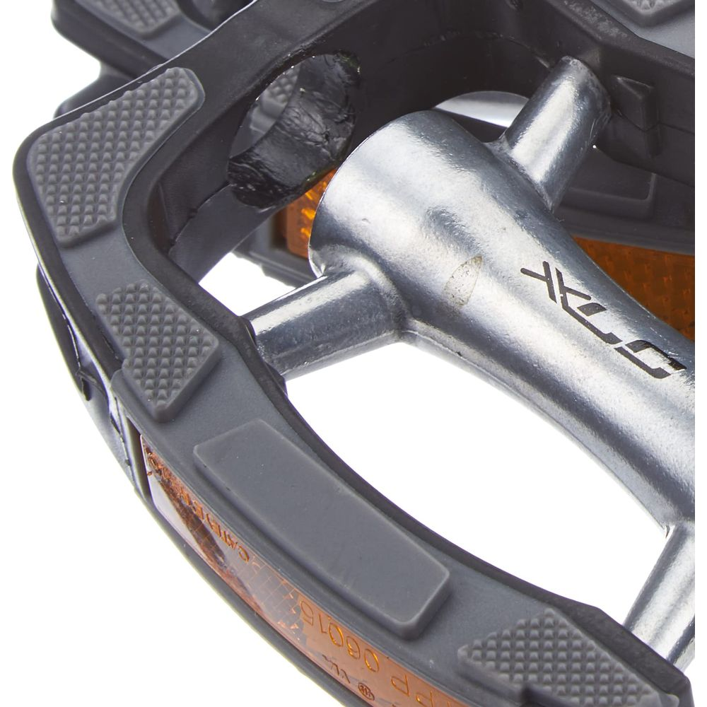 Zbliżenie pedałów rowerowych z gumowymi wypustkami i odblaskami.