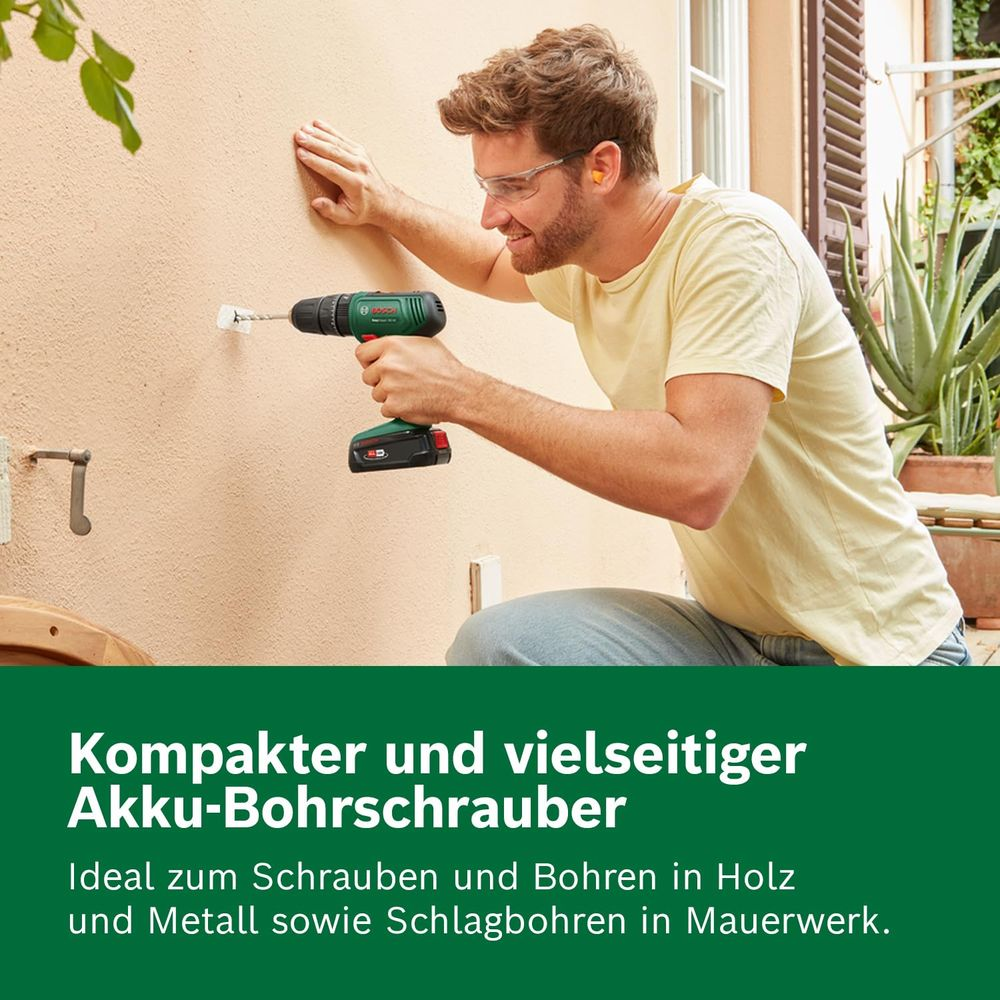 Mann bohrt mit grüner Bosch Akku-Bohrmaschine in eine Wand. Grüne Textfläche unten.