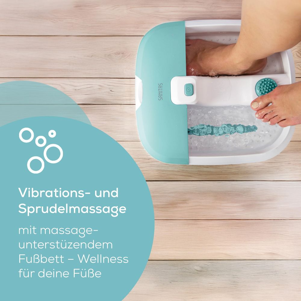 Bain de pieds avec massage à bulles. Un pied dans l'eau, l'autre repose.