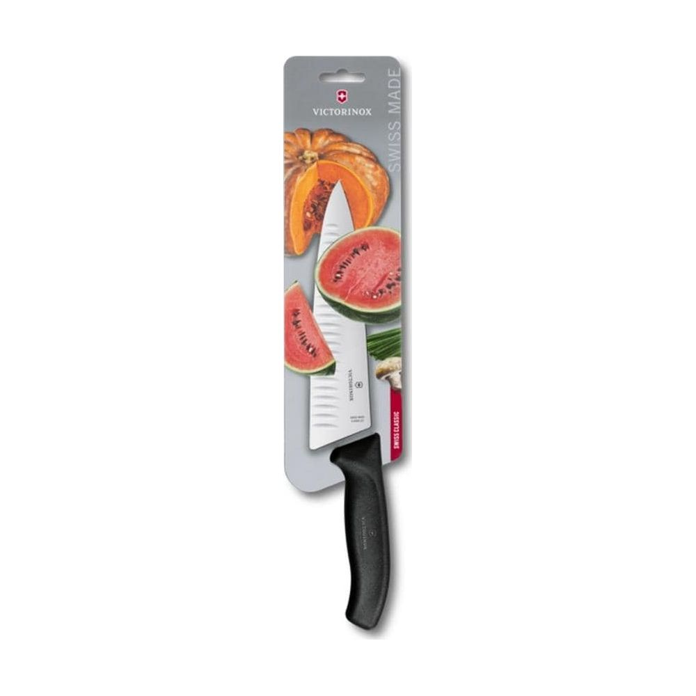 Ein Victorinox Messer mit schwarzem Griff, verpackt mit Kürbis- und Wassermelonenscheiben.