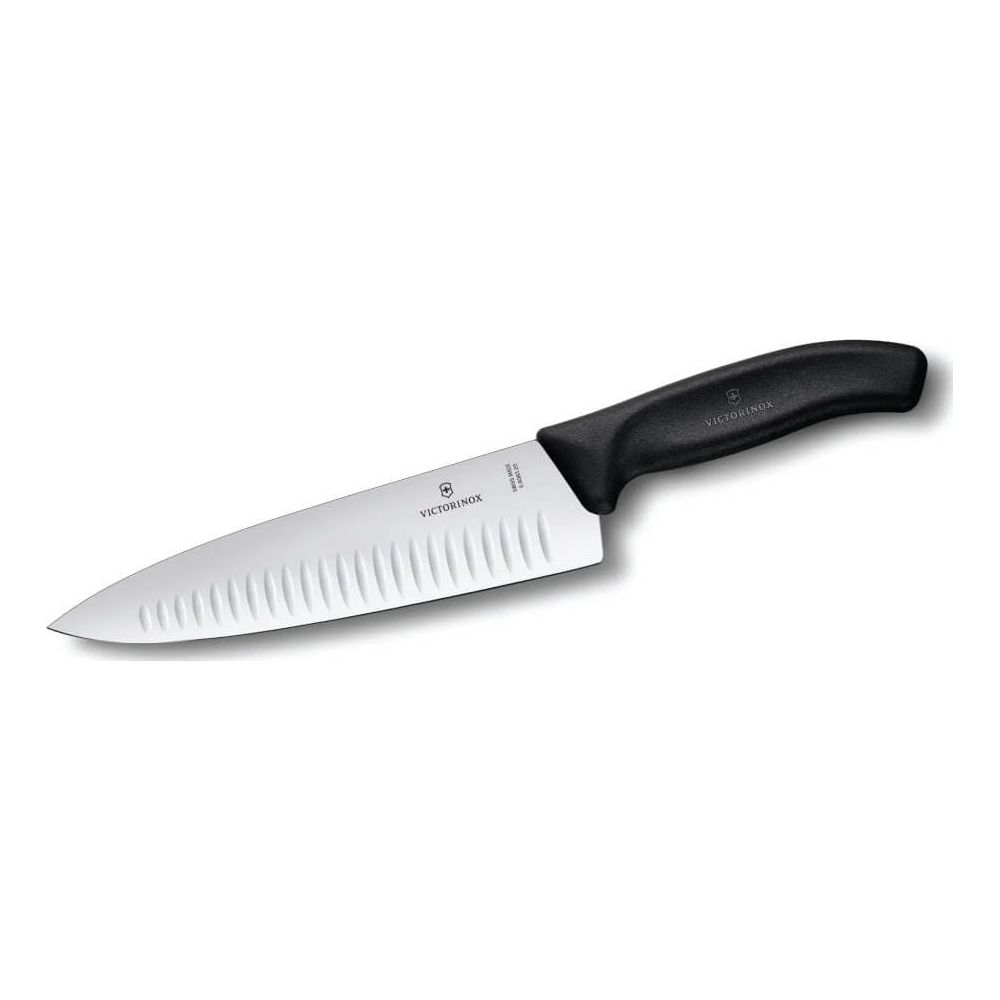 Ein silbernes Kochmesser mit schwarzem Griff liegt auf weißem Grund.