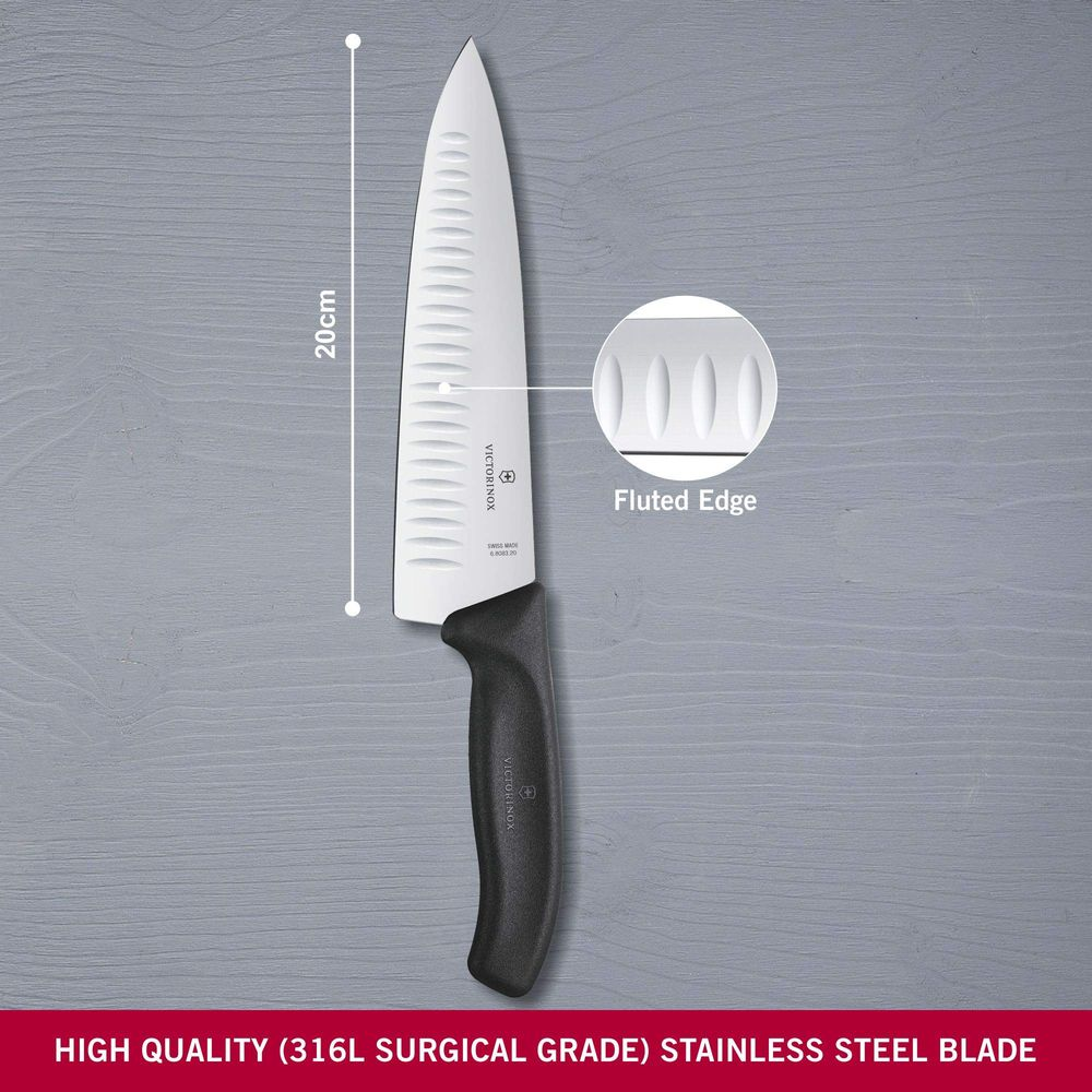 Ein 20cm Victorinox Kochmesser mit schwarzem Griff und fluted edge Klinge.