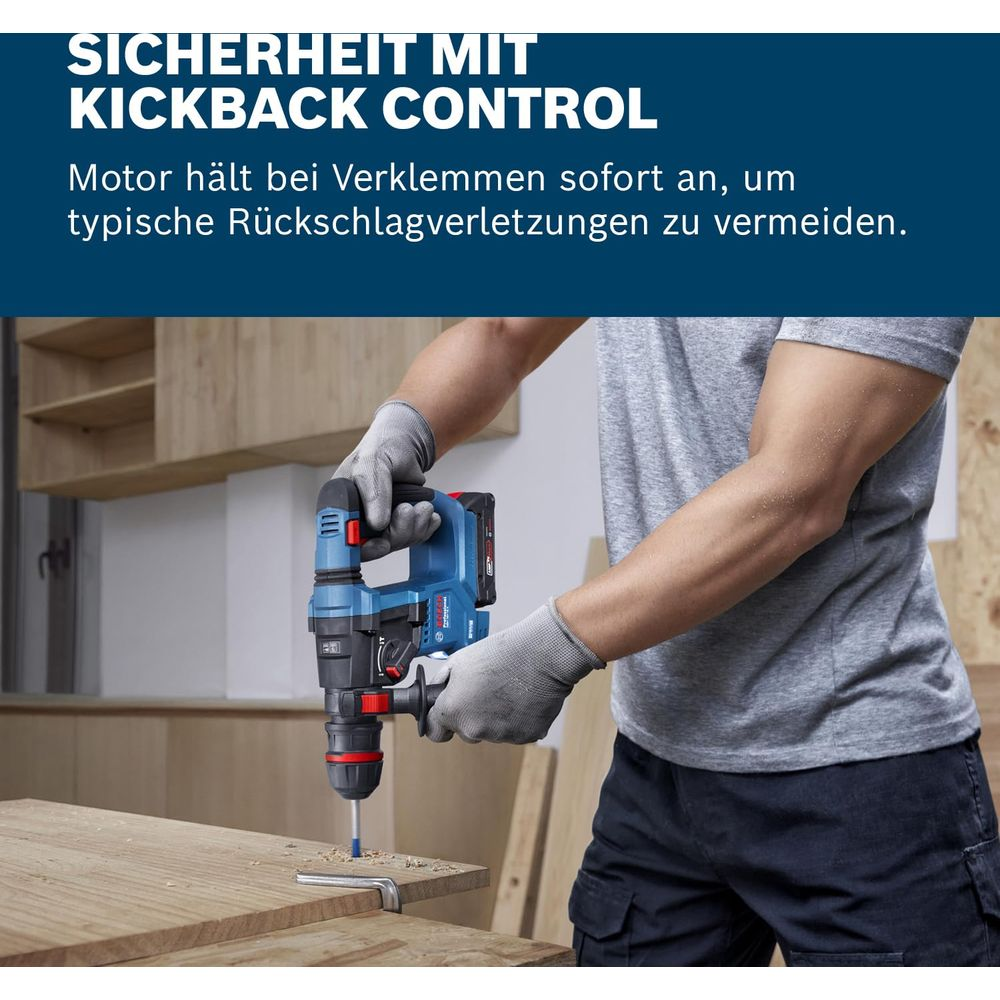 Mann bohrt Holz mit blauer Bosch Bohrmaschine, Kickback Control.