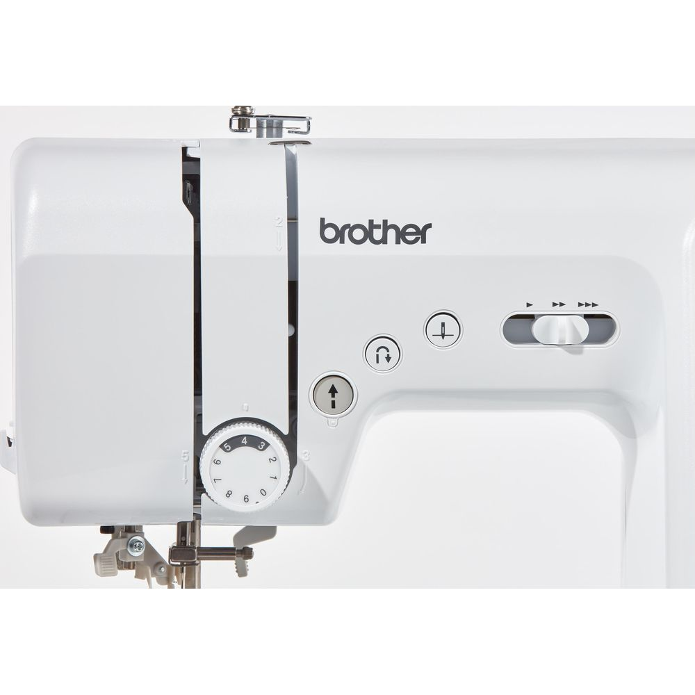 Panel sterowania maszyny do szycia z logo Brother, pokrętłem i przyciskami.