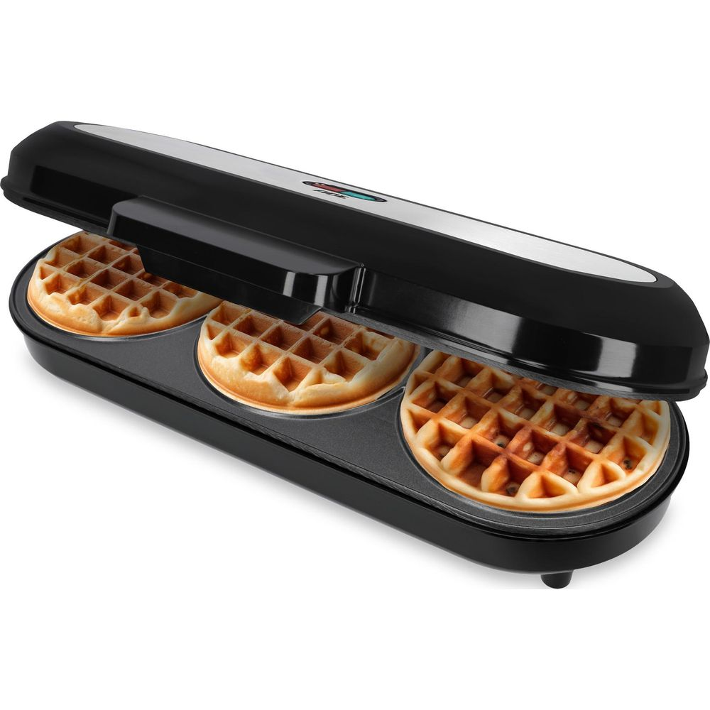 Czarna gofrownica z trzema złotobrązowymi goframi w środku.