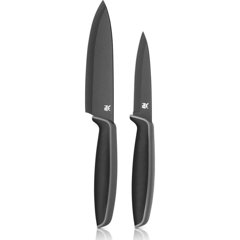 Dwa czarne noże ze srebrnymi rękojeściami i logo na białym tle.