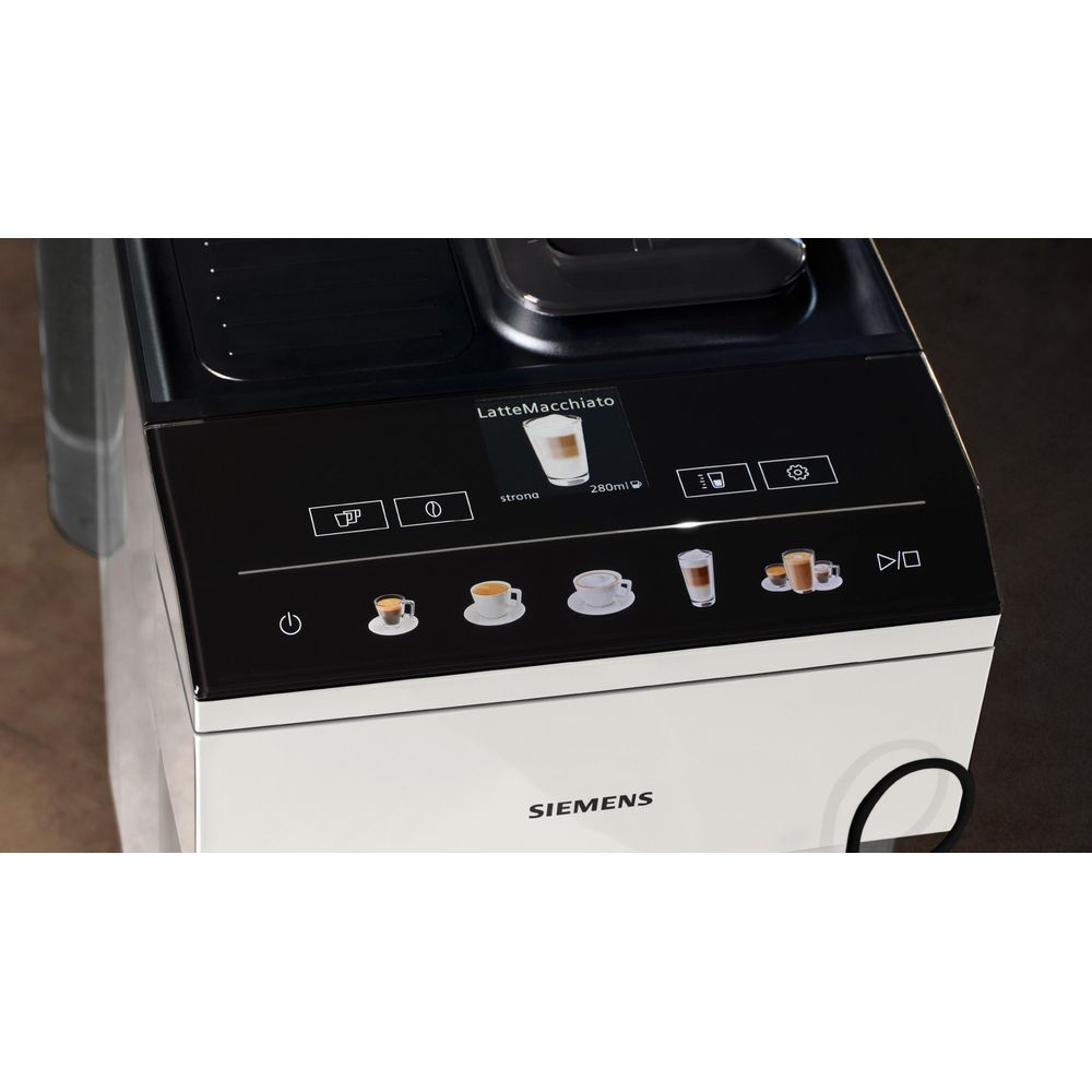 Macchina da caffè Siemens con pannello touch che mostra Latte Macchiato.