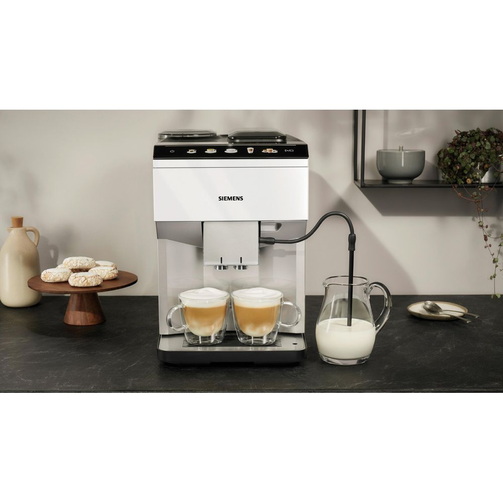 Macchina da caffè Siemens con due tazze di cappuccino, biscotti e lattiera.