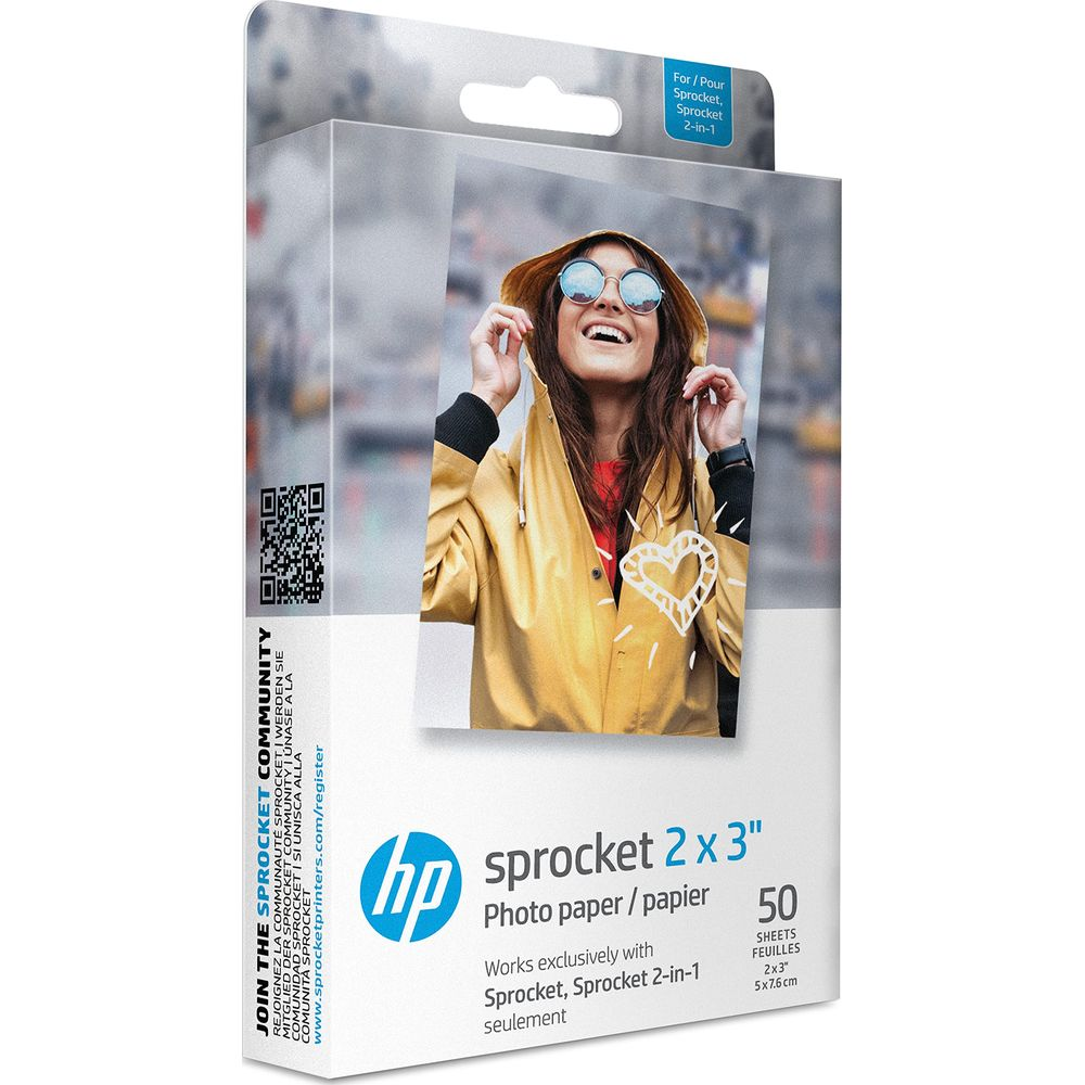 Opakowanie papieru fotograficznego HP Sprocket 2x3 cale z kobietą w żółtej kurtce.