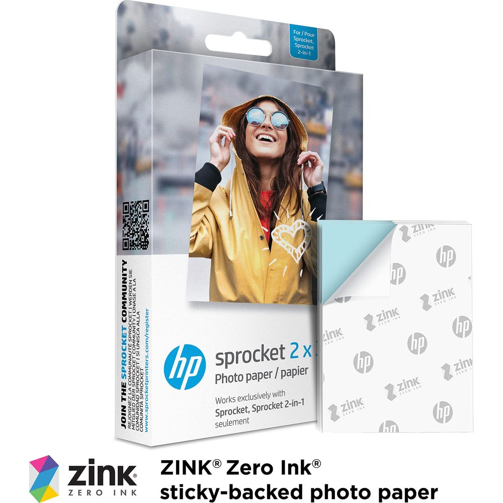 Papier fotograficzny HP Sprocket 2x Zero Ink z uśmiechniętą dziewczyną w żółtej kurtce.