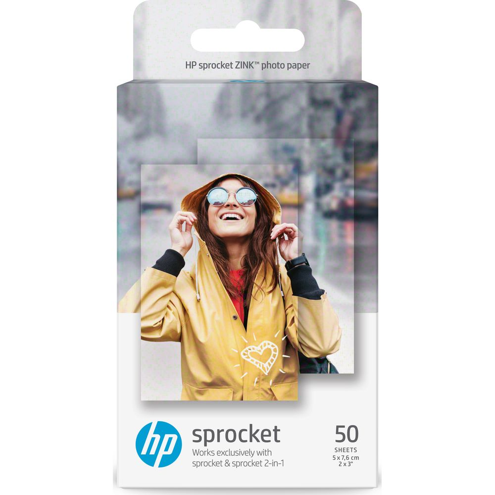Opakowanie papieru fotograficznego HP Sprocket ZINK z kobietą w żółtej kurtce przeciwdeszczowej.