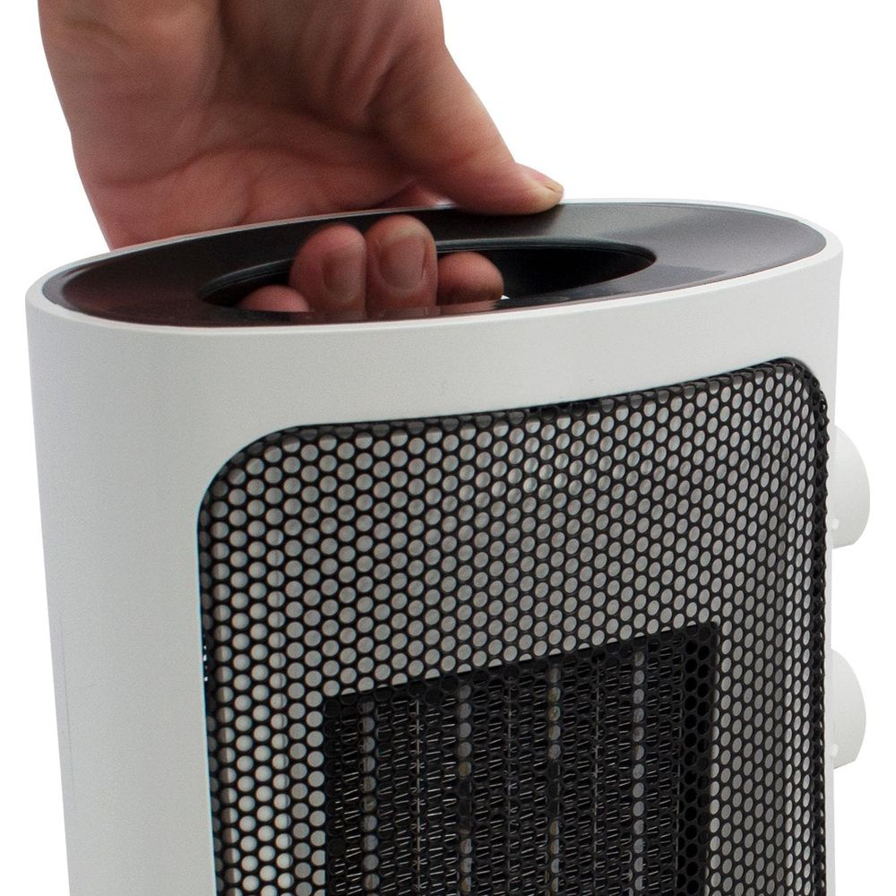 Main tenant la poignée d'un radiateur blanc avec une grille en maille noire.