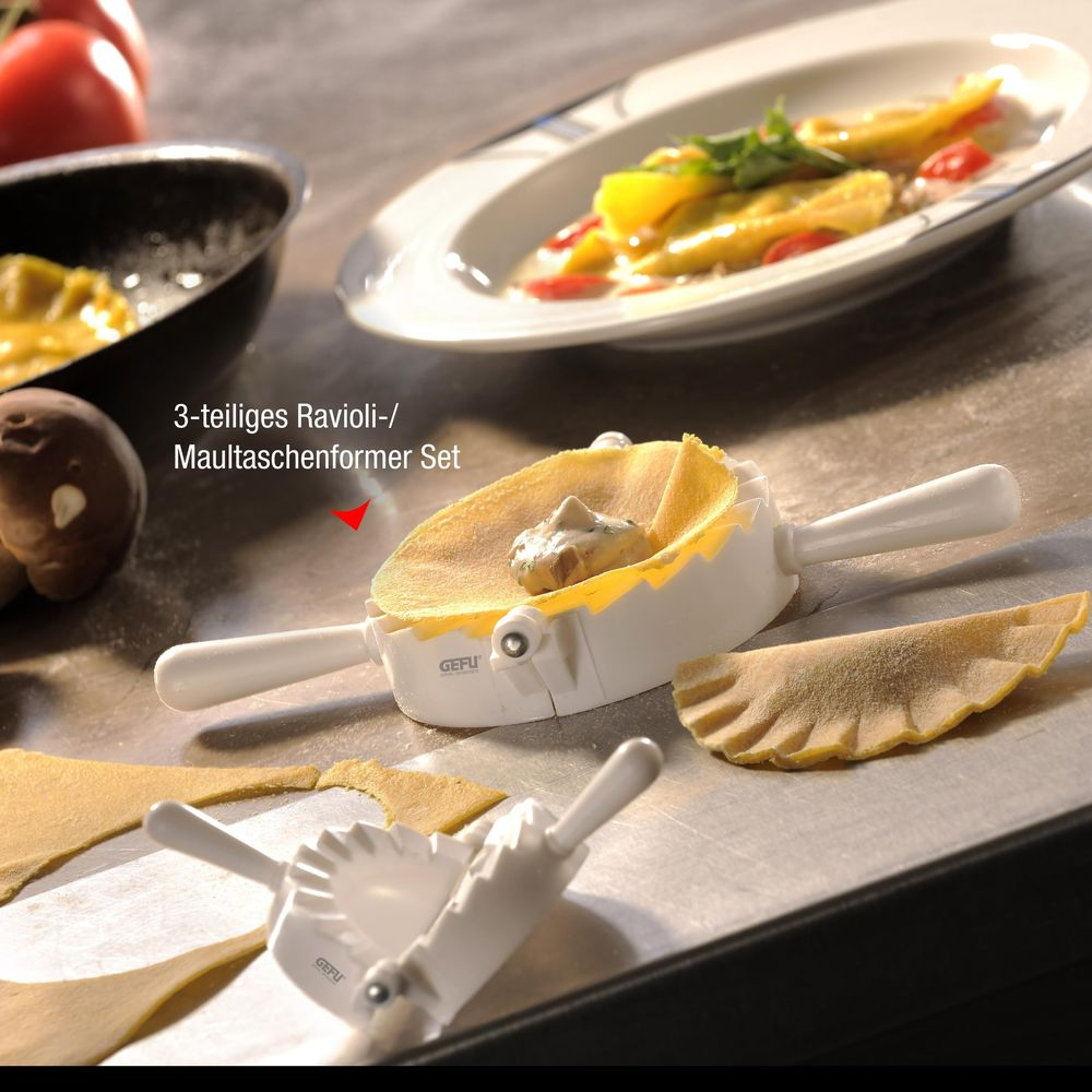 Ravioli- und Maultaschenformer-Set mit Teig und gefüllten Teigtaschen.