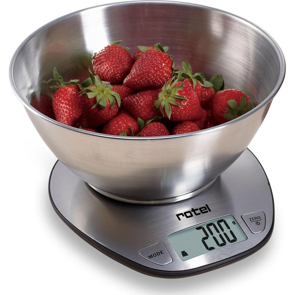 Eine Edelstahlschüssel mit frischen Erdbeeren auf einer digitalen Waage.