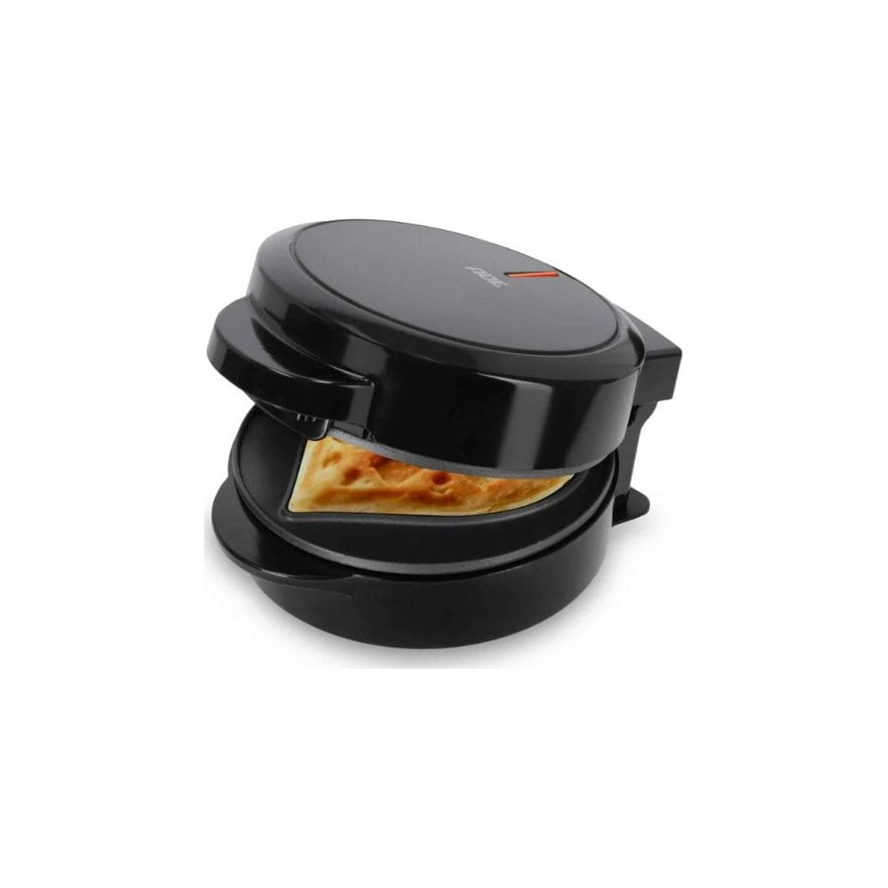 Czarna gofrownica z kawałkiem gofra w środku.