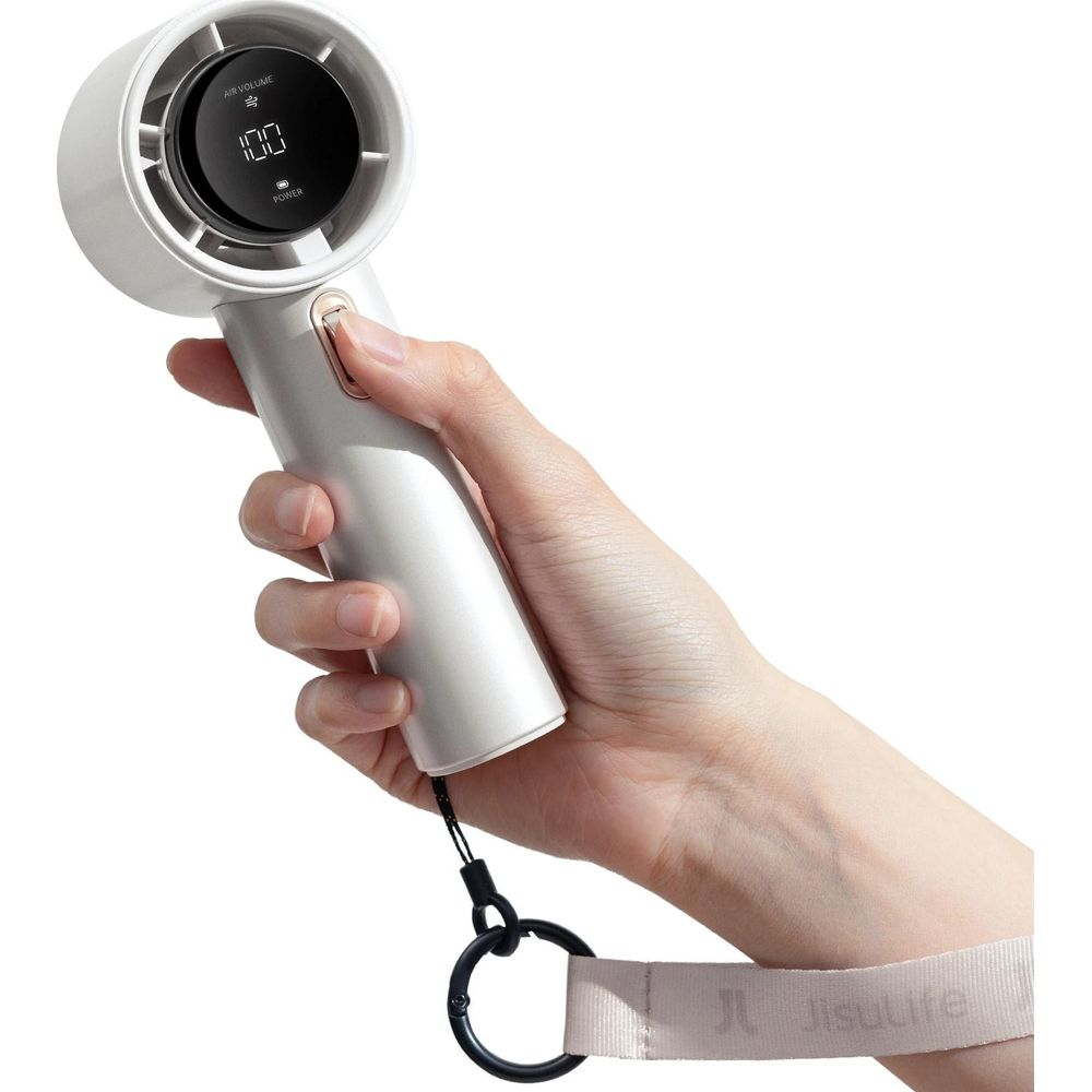 Una mano tiene un ventilatore bianco con display digitale.