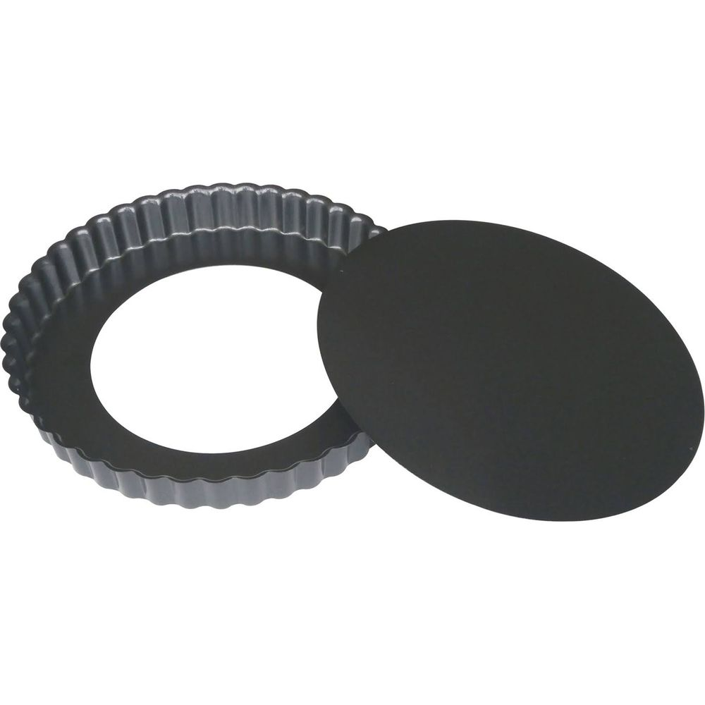 Eine schwarze Tartform mit geriffeltem Rand und einer losen Bodenplatte.