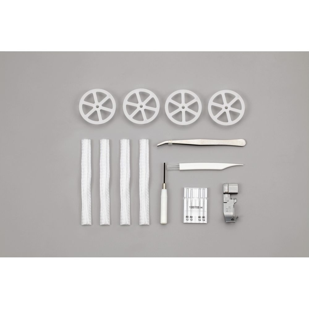 Białe artykuły do szycia: szpulki, igły, stopka, pęsety i nawlekacz igły.