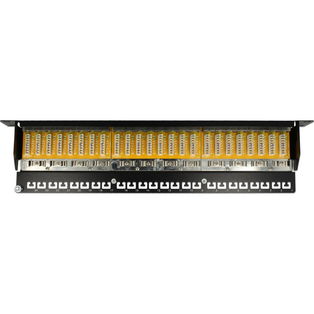 Patch panel a 24 porte con prese gialle ed etichette.