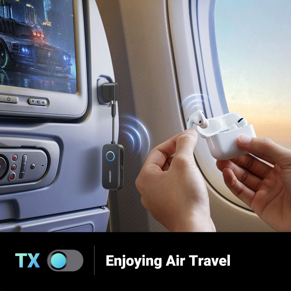 Transmiter UGREEN podłączony do ekranu samolotu. Dłonie wkładają słuchawki do etui.