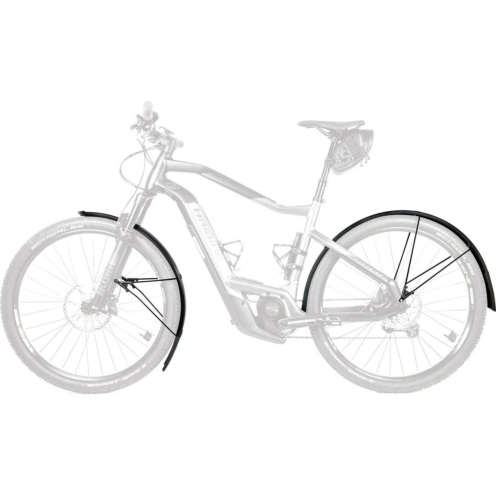 Czarny zestaw błotników rowerowych na rowerze elektrycznym na białym tle.