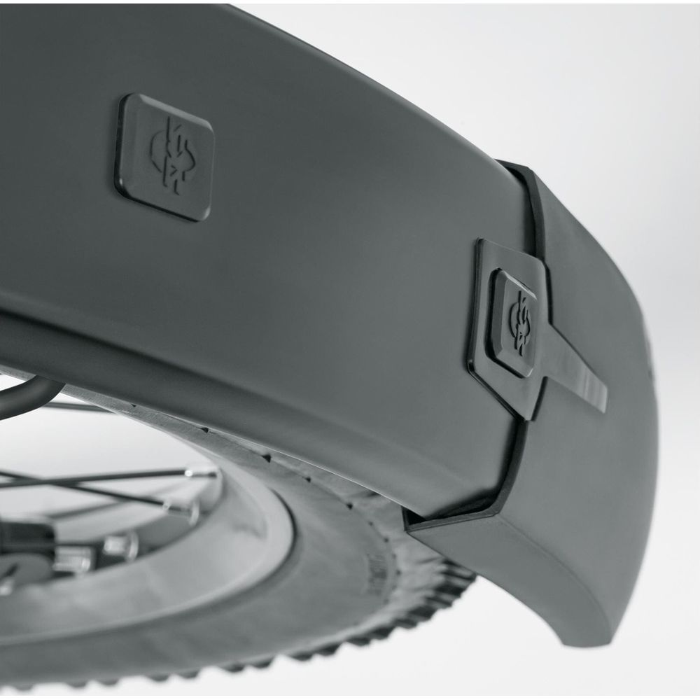 Czarny błotnik rowerowy z logo, nad oponą.