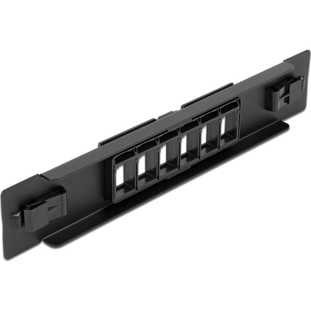Ein schwarzes Keystone-Patchpanel mit sechs Steckplätzen, das auf einer weißen Fläche liegt.