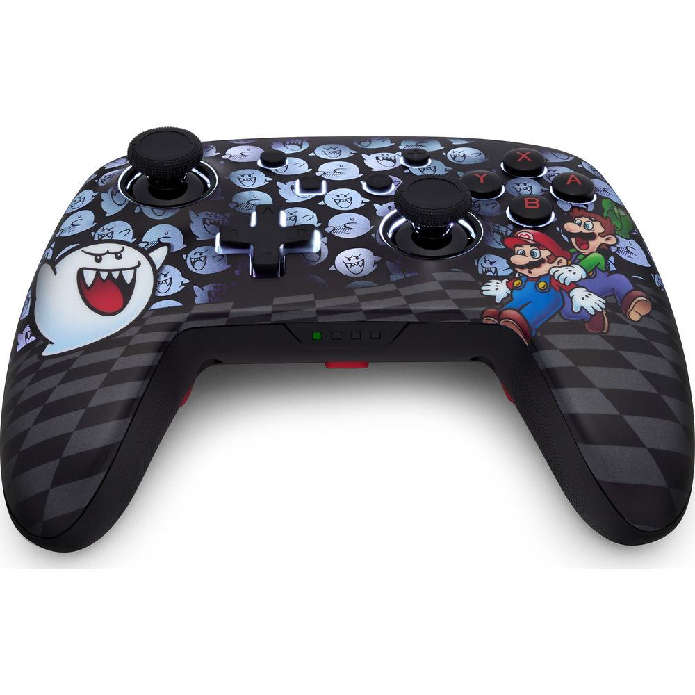 Ein schwarzer Controller mit Mario, Luigi und Boo-Motiven in einem Schachbrettmuster.