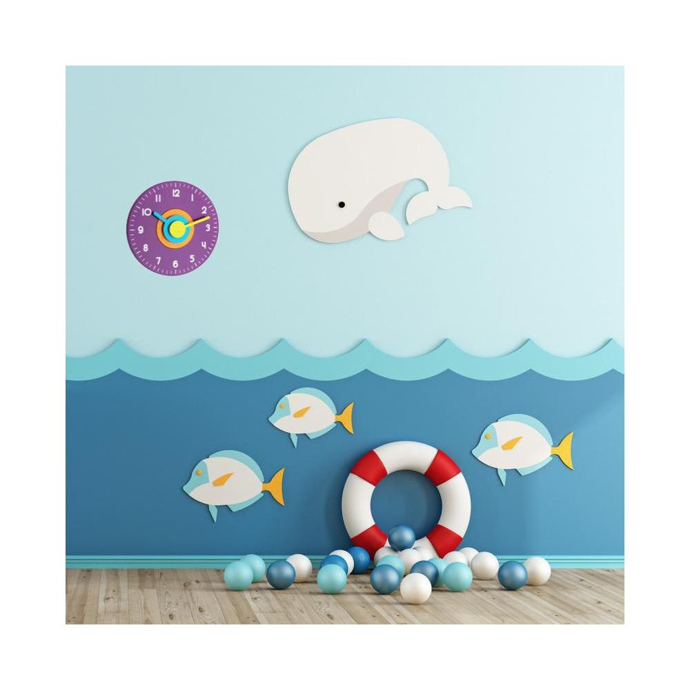 Ein weißer Wal, ein Wanduhr, Fische und Bälle auf blauem Hintergrund.