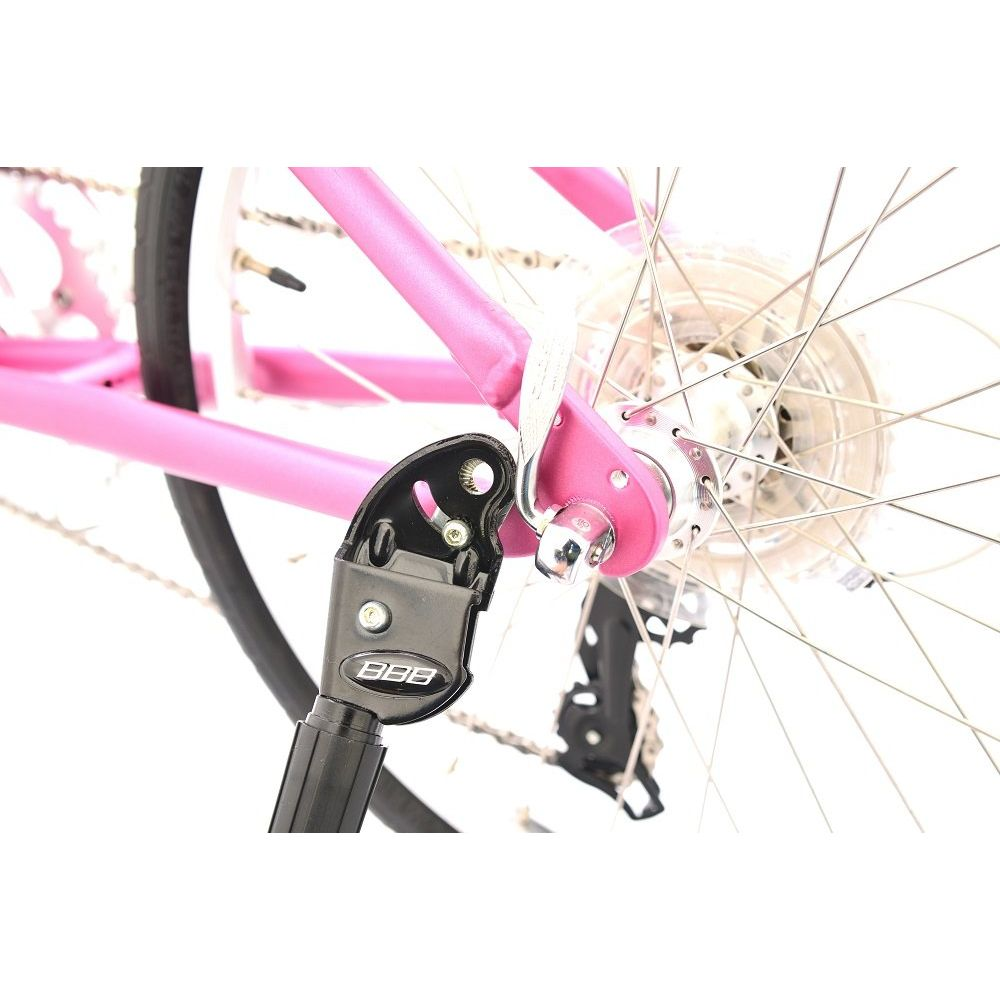 Zbliżenie na różową ramę roweru z zamontowaną czarną podpórką i kołem szprychowym.