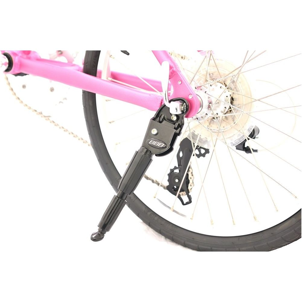 Różowa rama roweru z czarną podpórką i kołem.