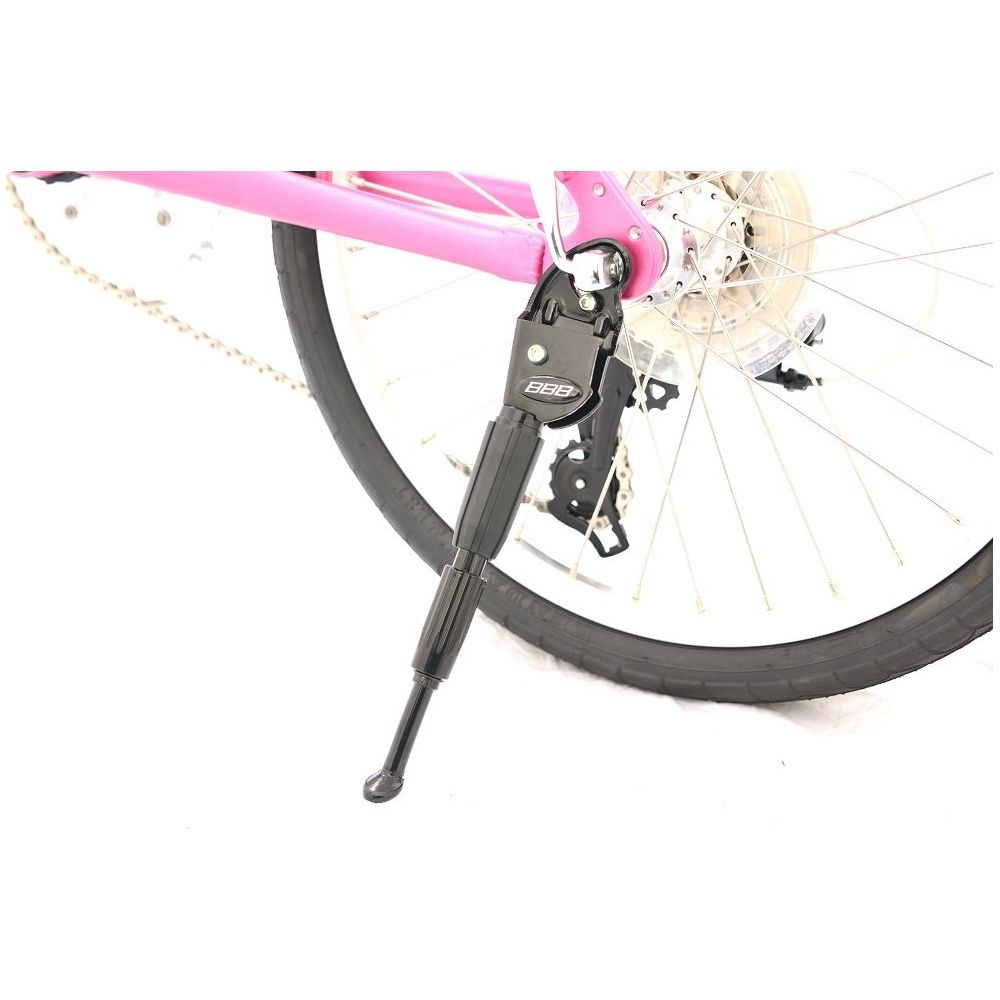 Czarny stojak rowerowy jest przymocowany do różowej ramy roweru.