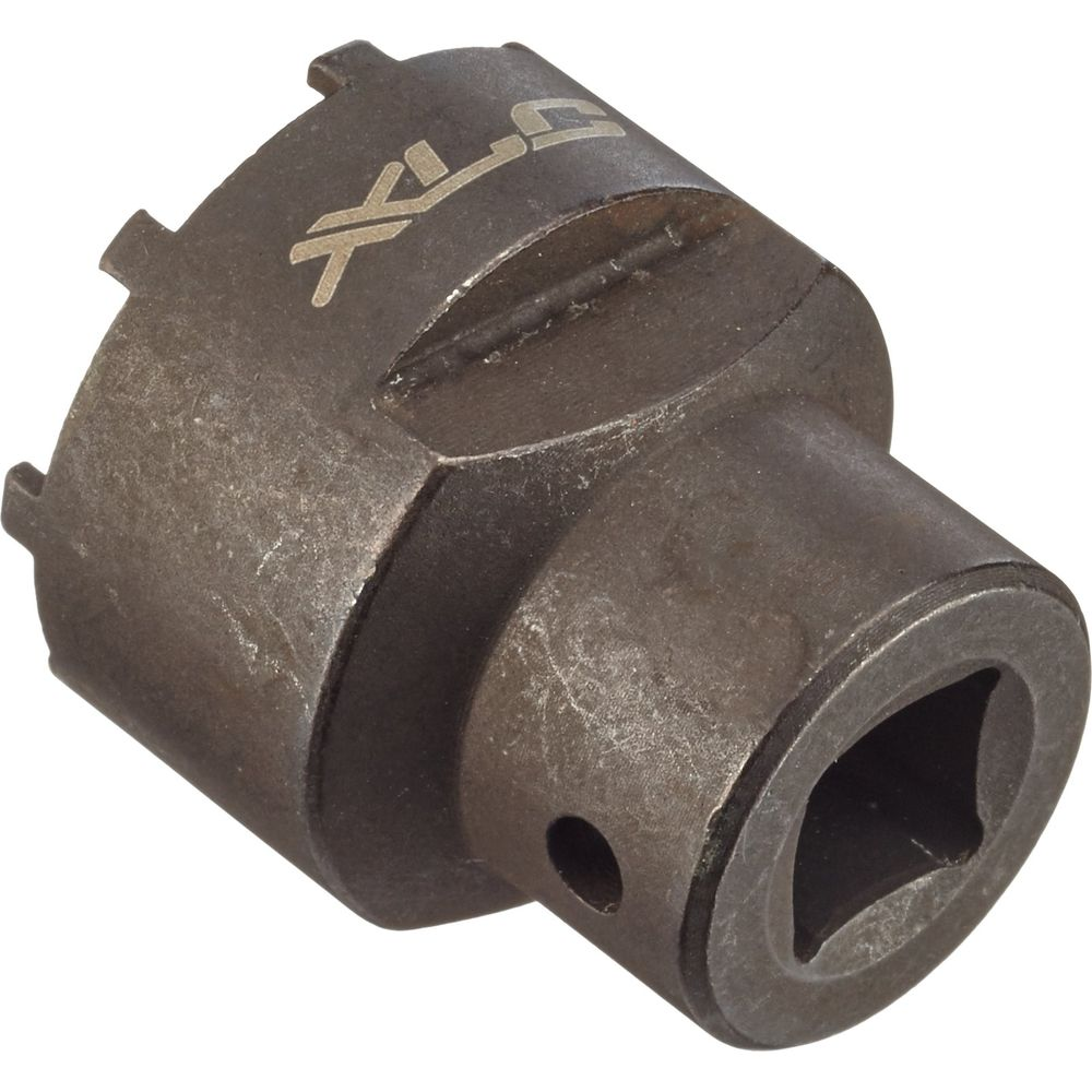 Ciemny metalowy adapter z sześciokątnym gniazdem i nacięciami u góry.