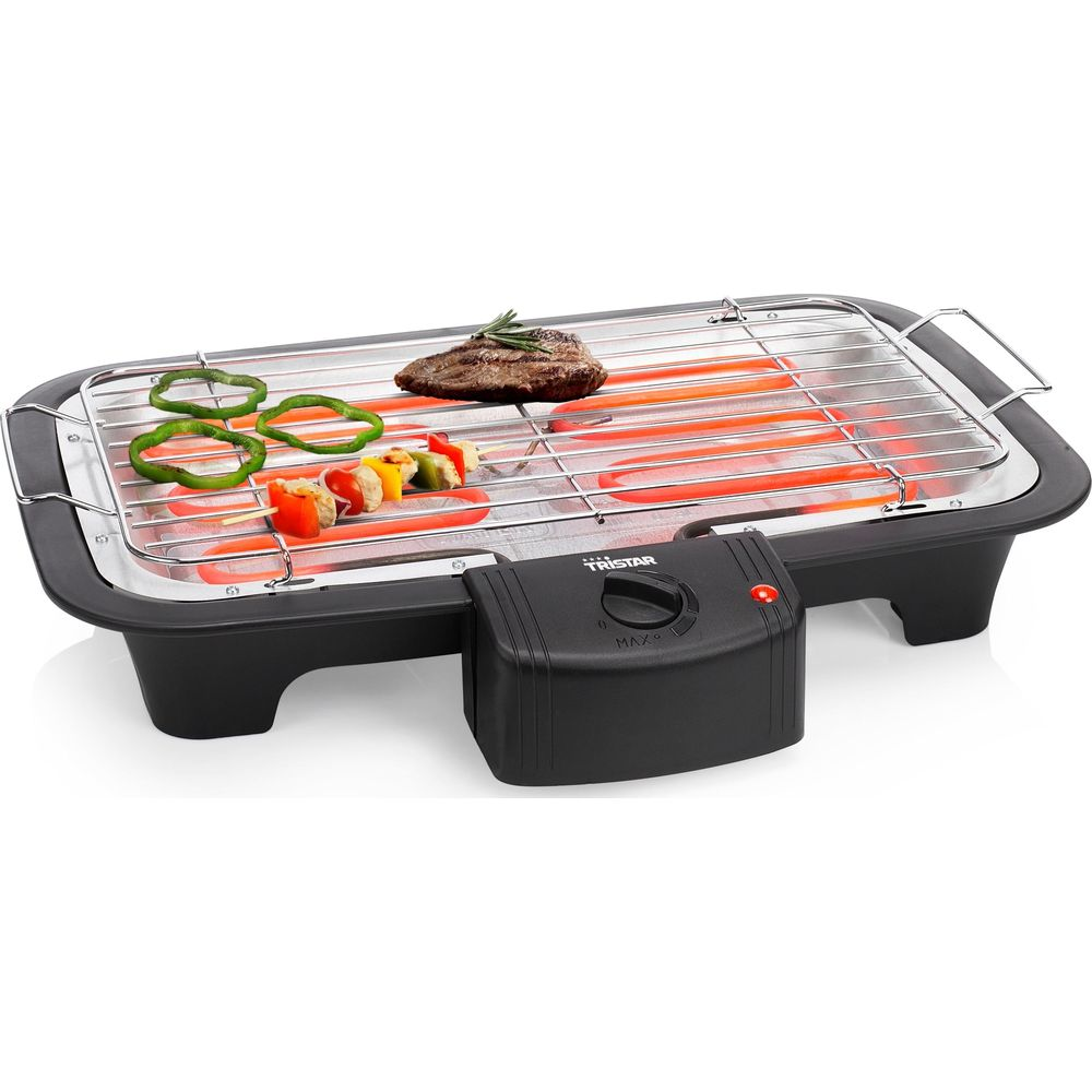 Ein Elektrogrill mit Fleisch, Spießen und Paprika.