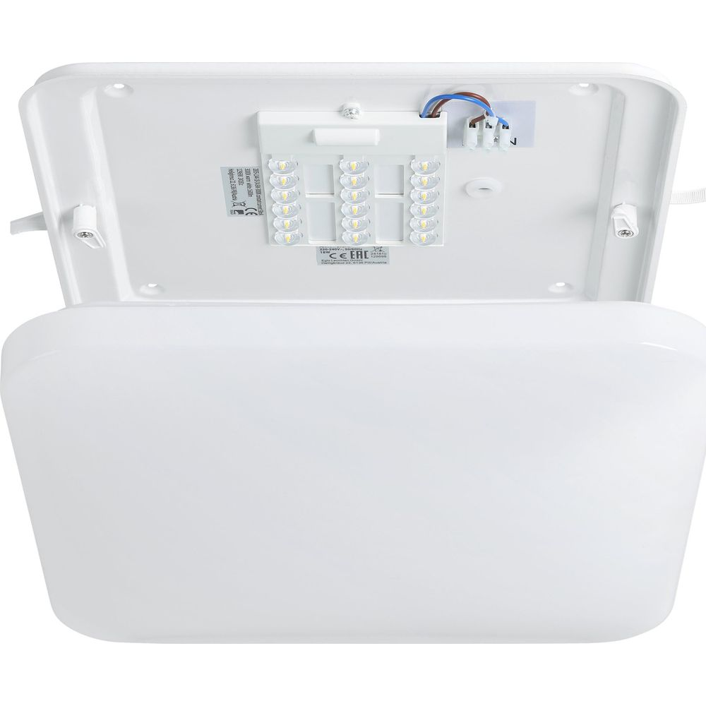 Plafonnier blanc avec LED et fils exposés.