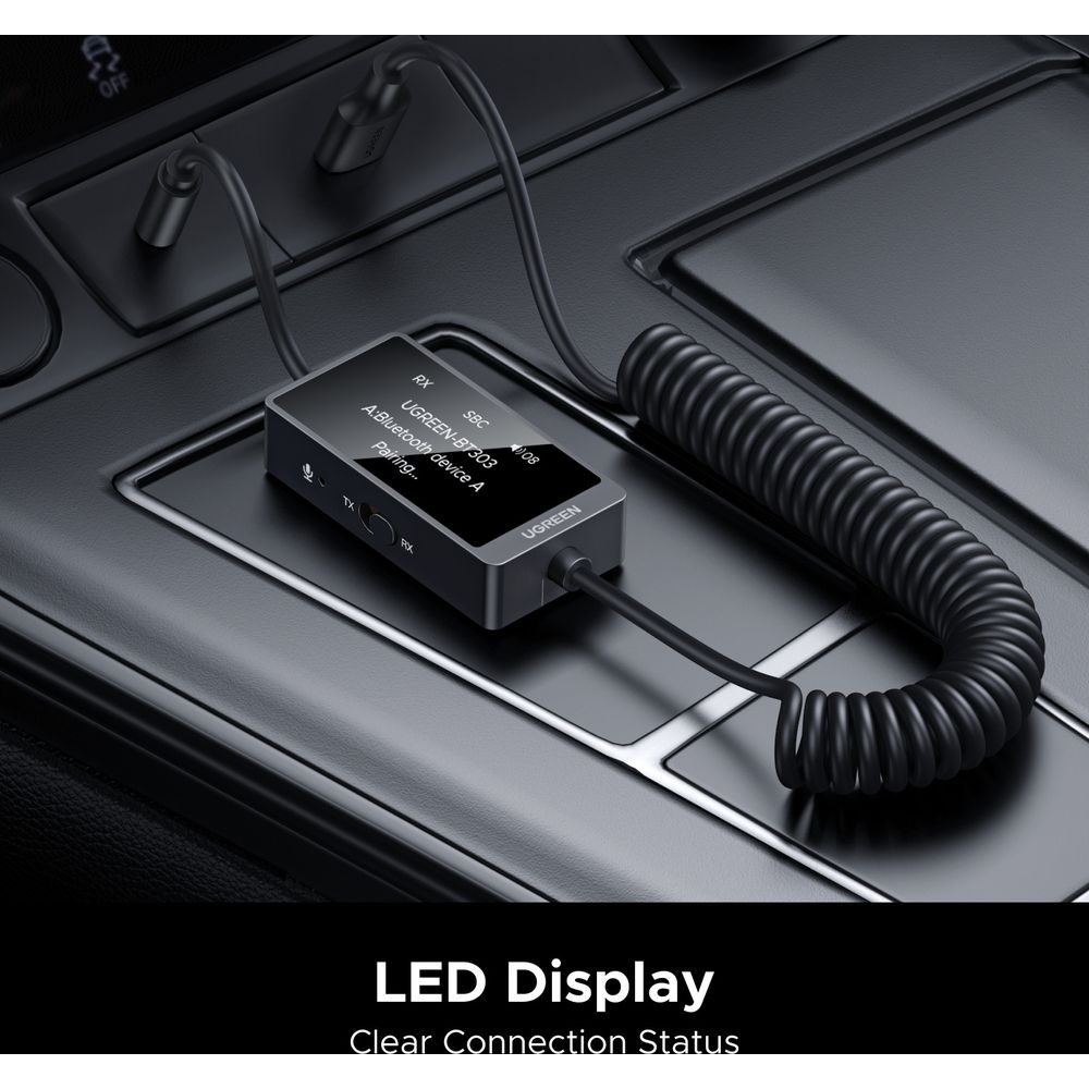 Szary adapter Bluetooth z wyświetlaczem LED w samochodzie.