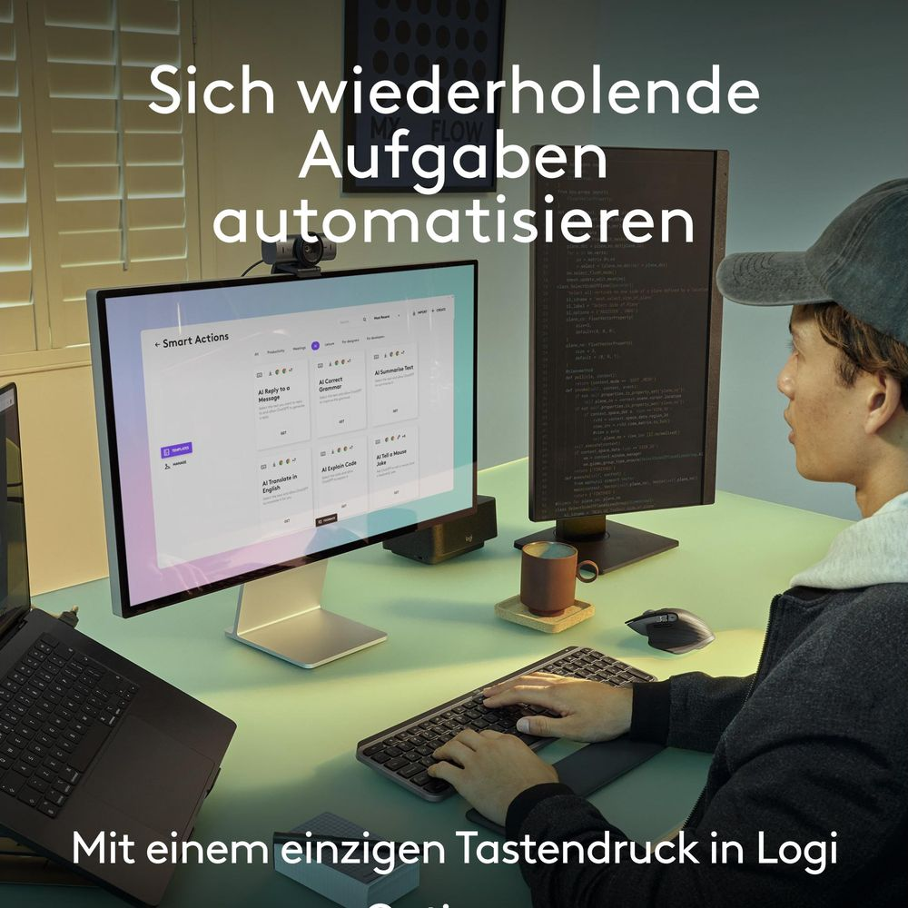 Mann automatisiert Aufgaben am Computer mit Logitech-Hardware.