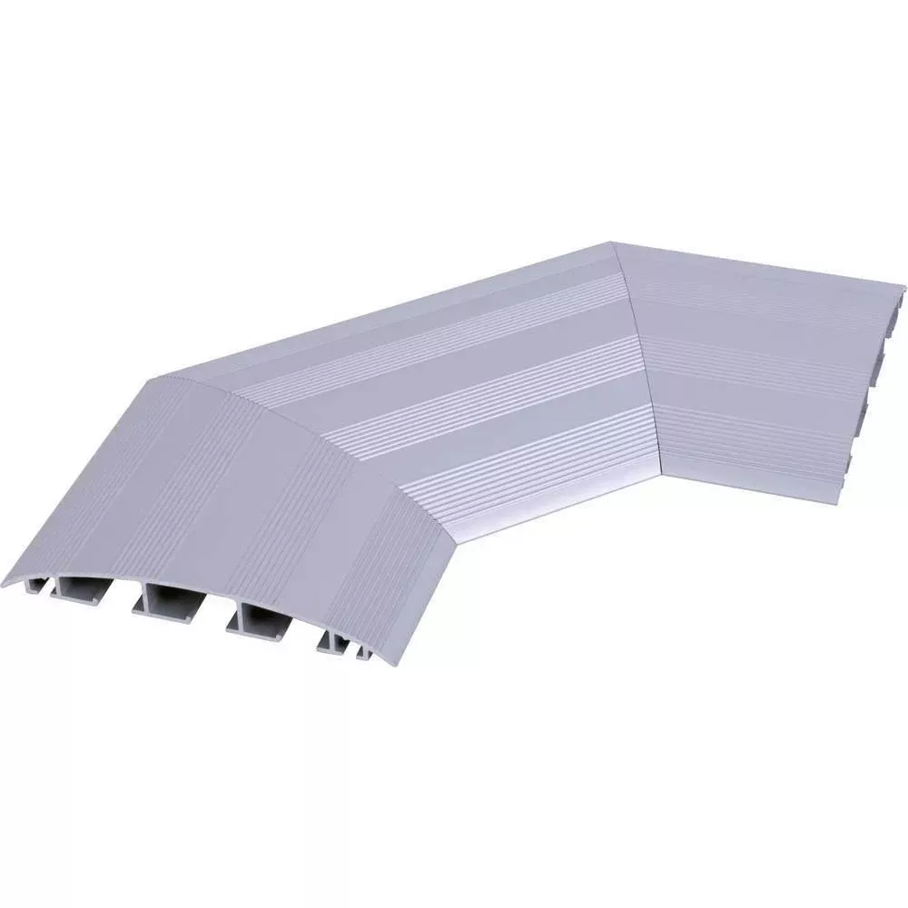 Una canalina per cavi argentata a forma di L con scanalature su sfondo bianco.