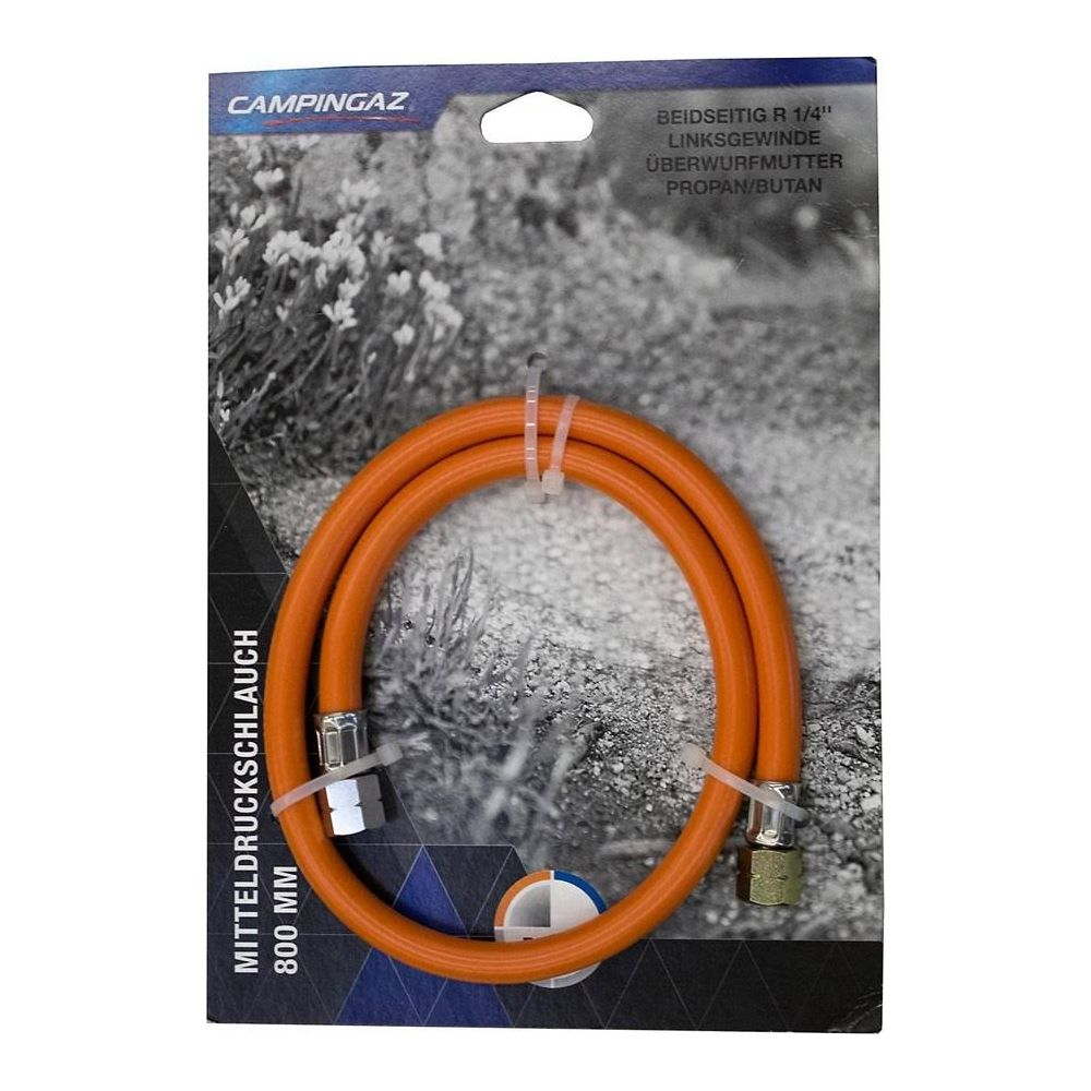 Ein orangefarbener Gasschlauch mit Anschlüssen, verpackt für Campingaz.