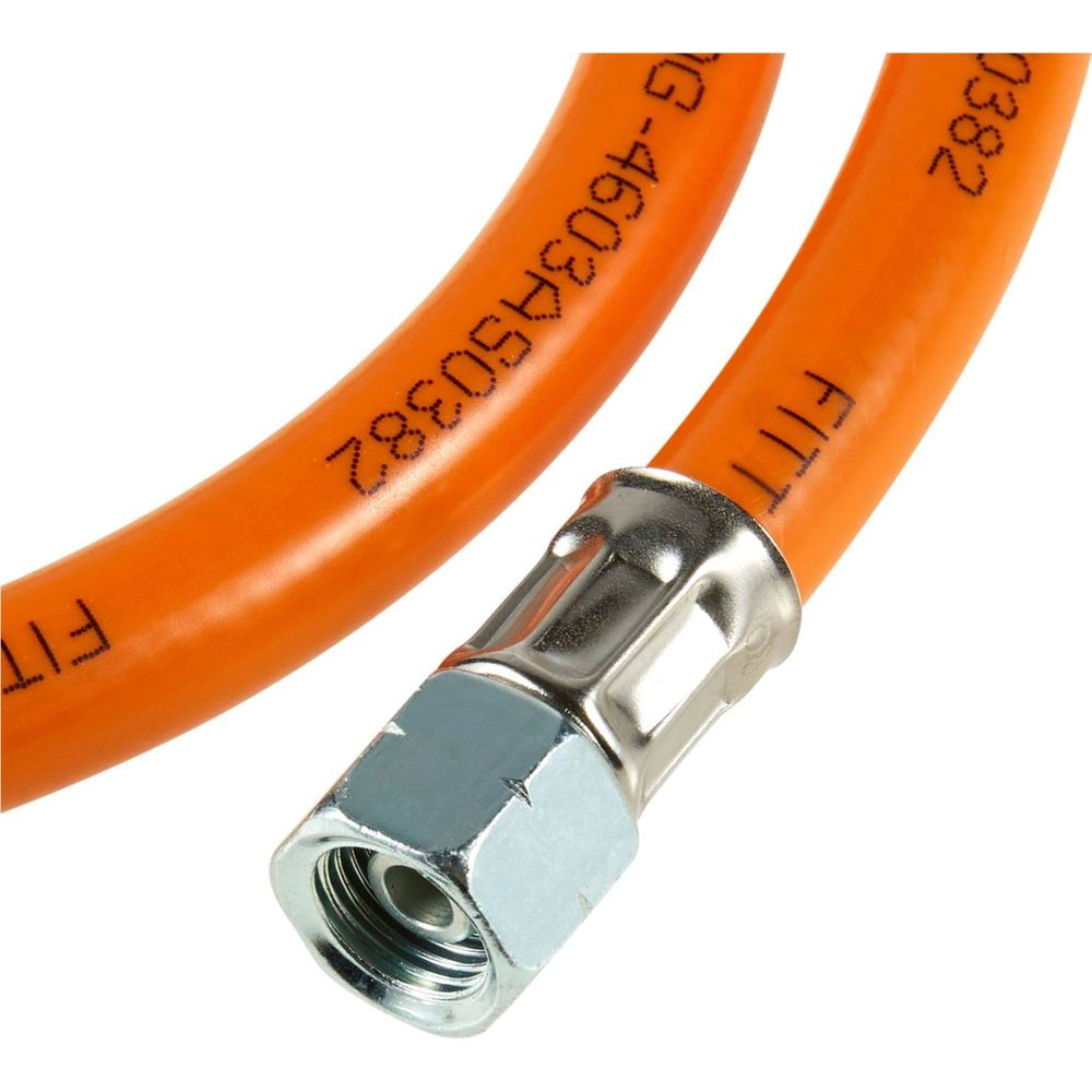 Orange Gasschlauch mit Metallanschluss und Prägung.