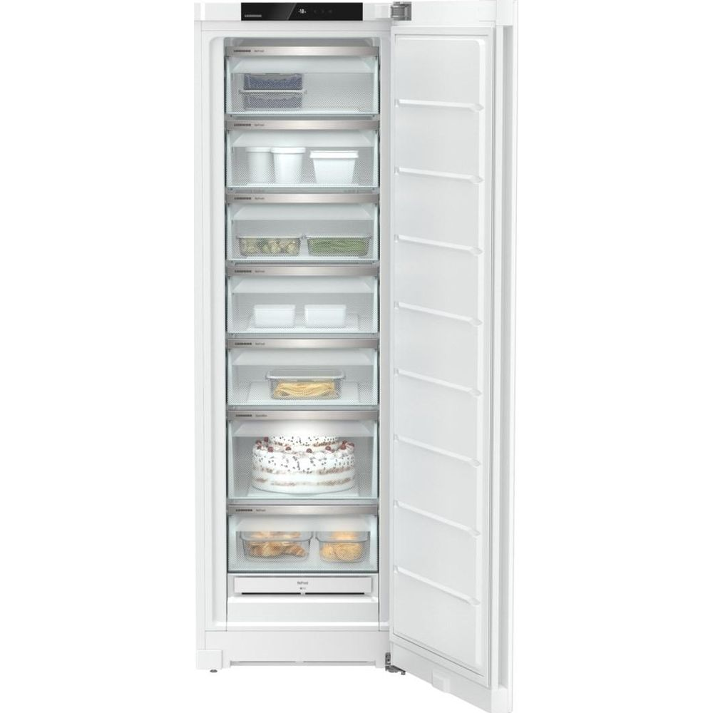 Ein weißer Kühlschrank mit geöffneter Tür und mehreren Fächern, die Lebensmittel enthalten.